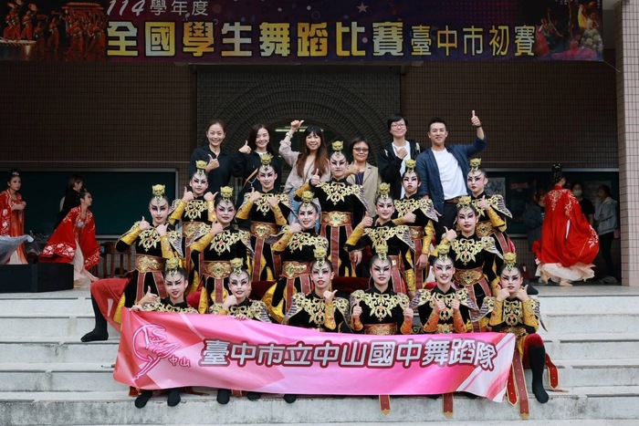 榮獲國中B團乙組(古典舞)特優第一名